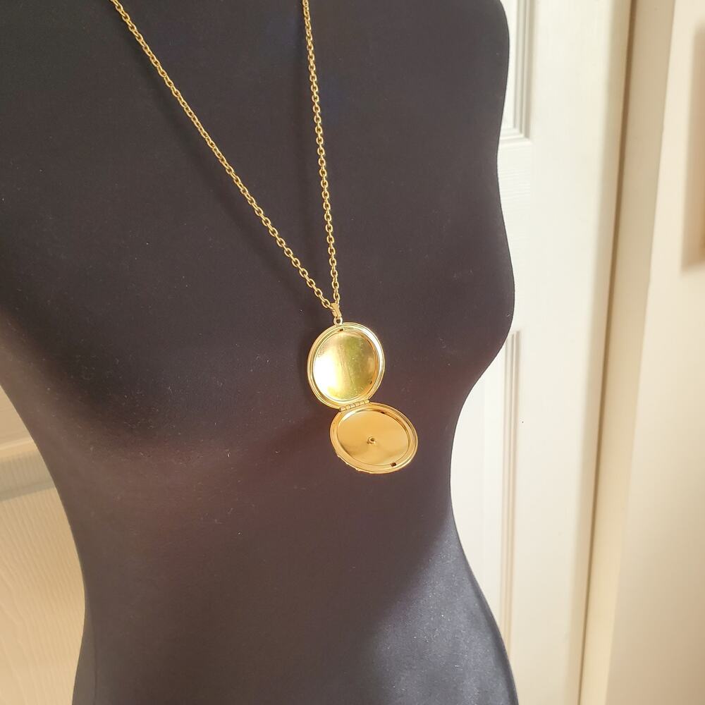Red Enamel Locket Necklace Gold Tone Chain Tiny Faux Pearl Flower Guilloche Vtg - Picture 6 of 12